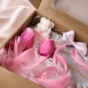 Personalizowany Box Prezentowy dla Mamy – Handmade Świeca Miś + Podstawka + Dedykacja | Elegancki Prezent na Dzień Mamy